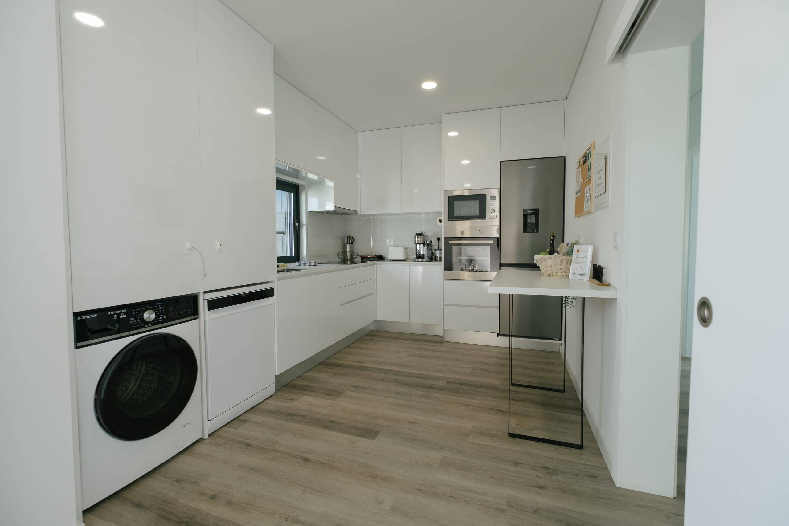 Fully equipped kitchen with washing machine and dishwasher