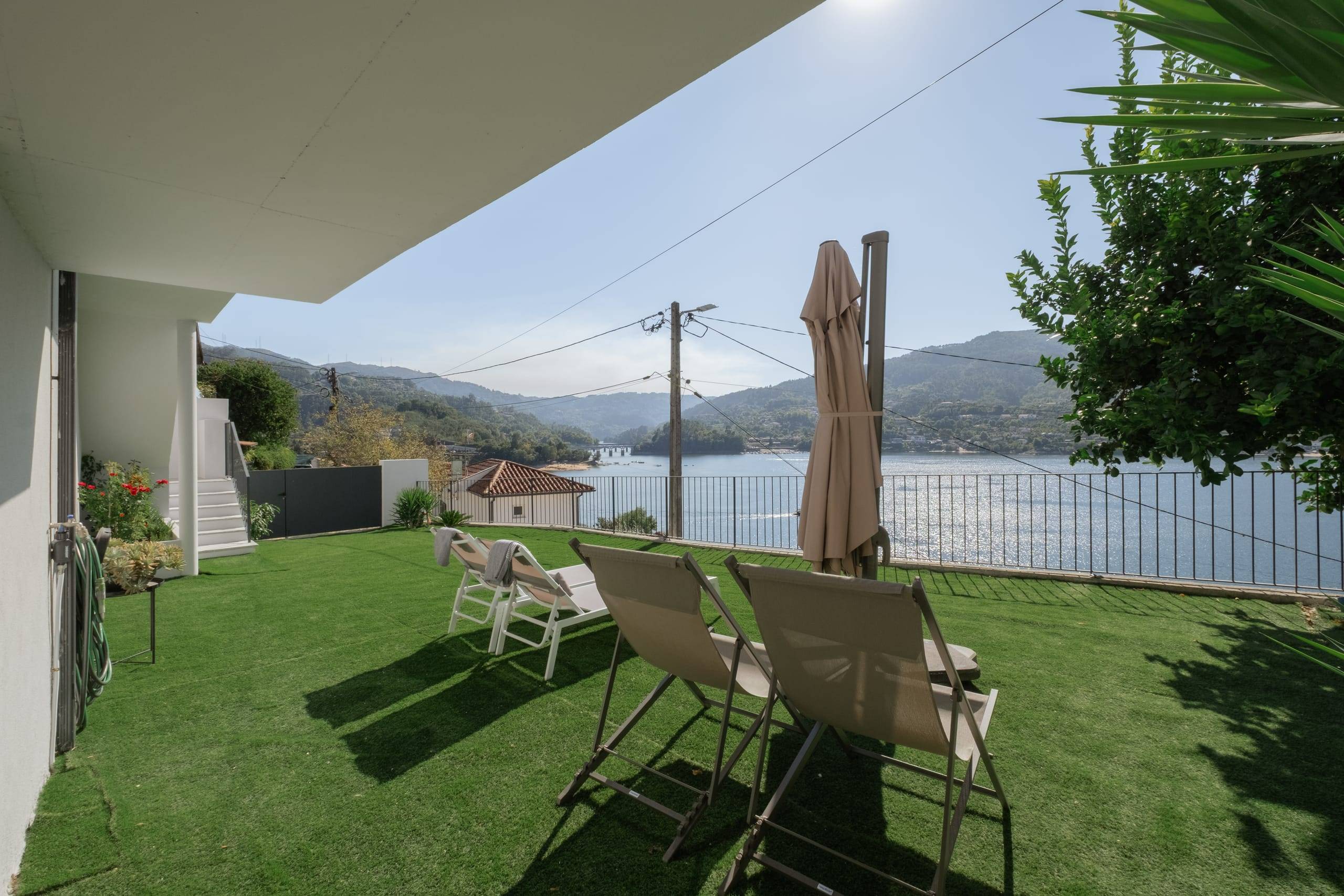 Garden with sun loungers overlooking the Caniçada dam