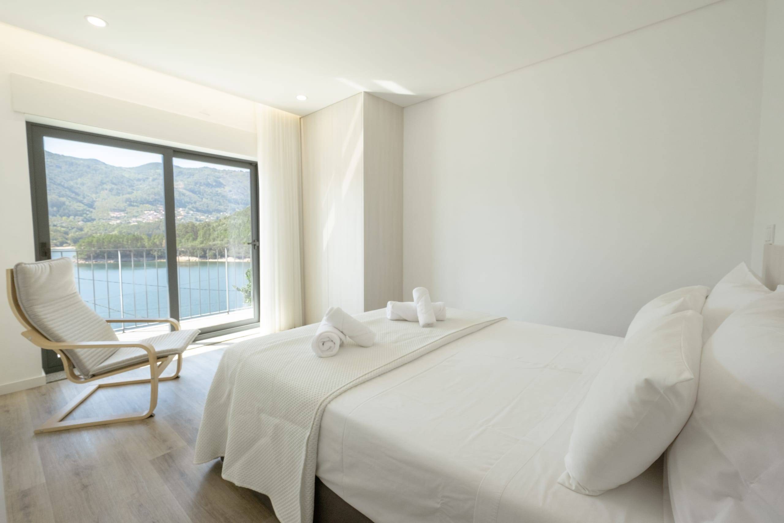 Double bedroom with panoramic window onto the lake