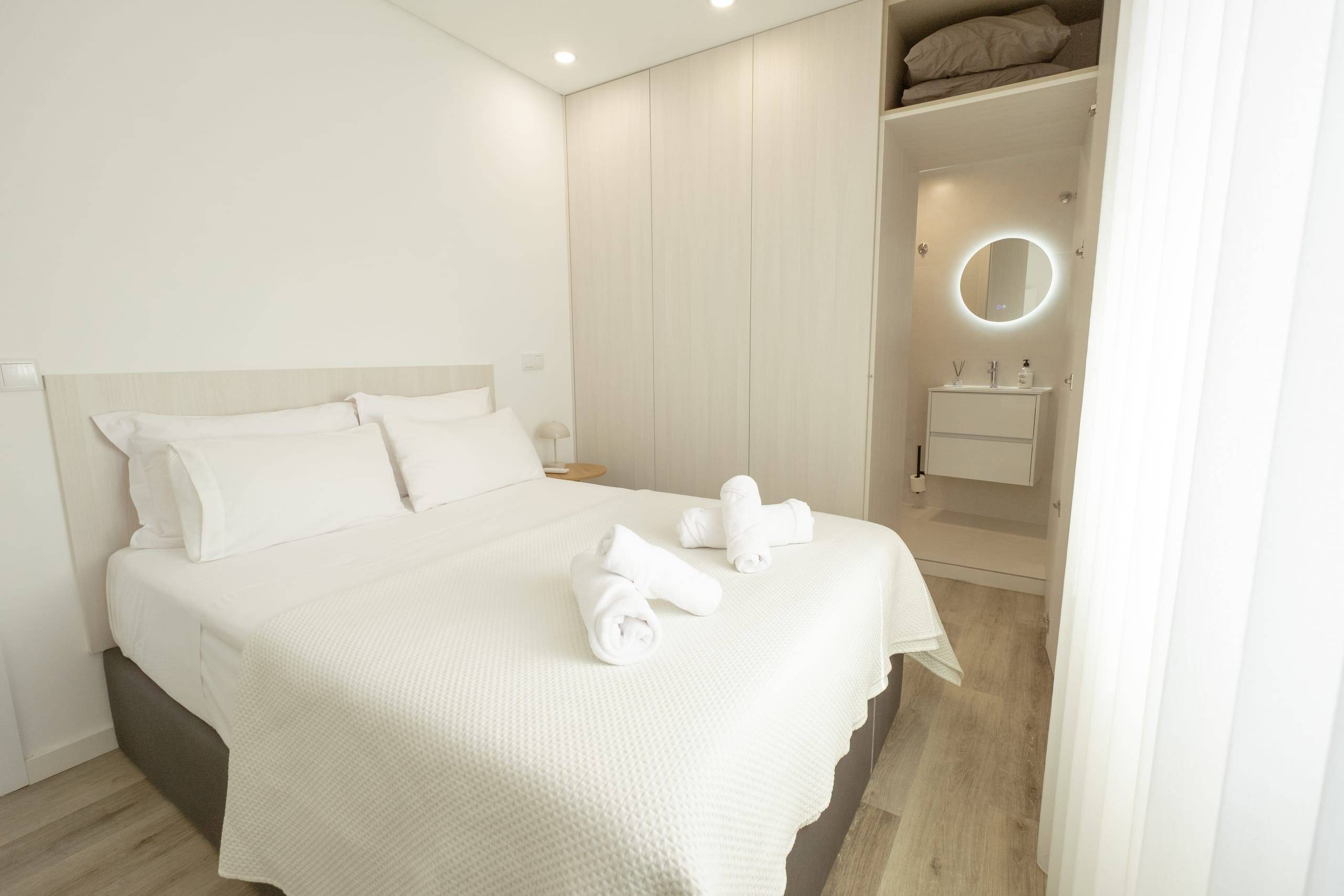 Suite with double bed, wardrobe and private bathroom